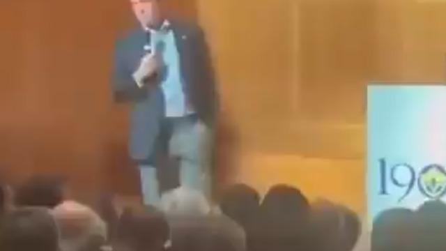 O anlar saniye saniye kayda geçti... Fenerbahçe Başkanı Ali Koç konuşma yaparken düştü! Tüm salonun yüreği ağzına geldi