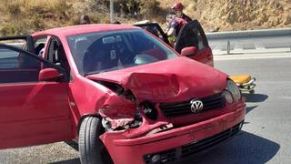 Kontrolden çıkan otomobil bariyerlere çarparken, 1 kişi yaralandı