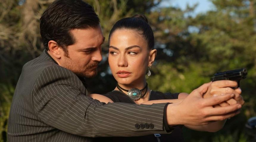 Eşref R&uuml;ya'nın Nisan'ı Demet &Ouml;zdemir tepki &ccedil;ekti! ''Lin&ccedil; kampanyalarınızı durdurun''