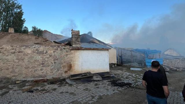 Narman'da korkutan yangın: 3 evin çatısı kül oldu