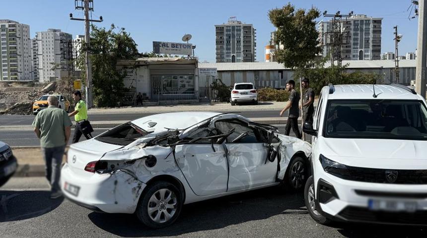 Diyarbakır’da asfalt paleti otomobile çarptı