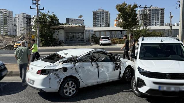Diyarbakır’da asfalt paleti otomobile çarptı