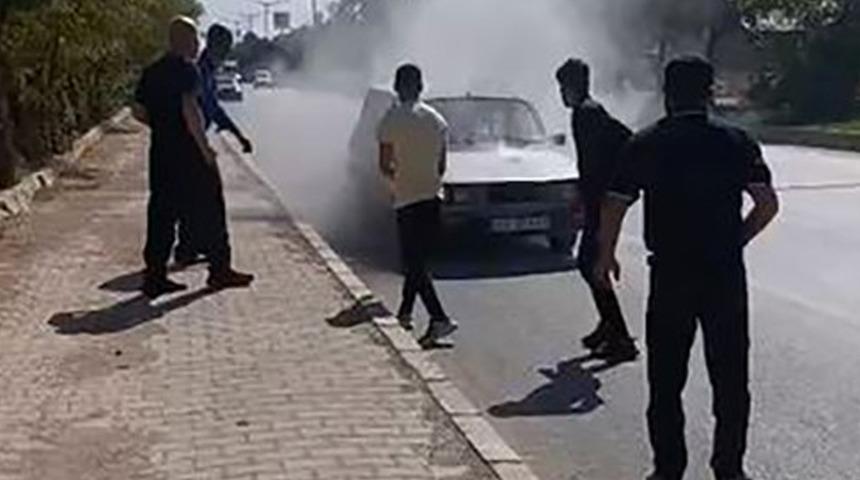 Muş'ta yanan otomobile beton mikseriyle müdahale