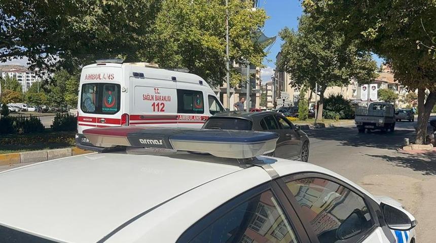 Elazığ'da yayaya çarpan motosiklet devrildi: 2 yaralı