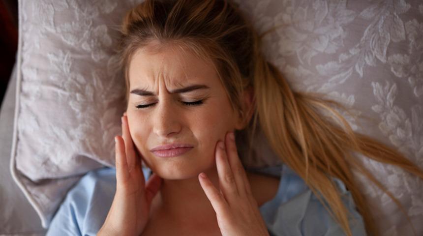 Sabah baş ve çene ağrısıyla uyanıyorsanız dikkat! Bruksizm nedir, tedavisi var mı?