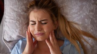 Sabah baş ve çene ağrısıyla uyanıyorsanız dikkat! Bruksizm nedir, tedavisi var mı?