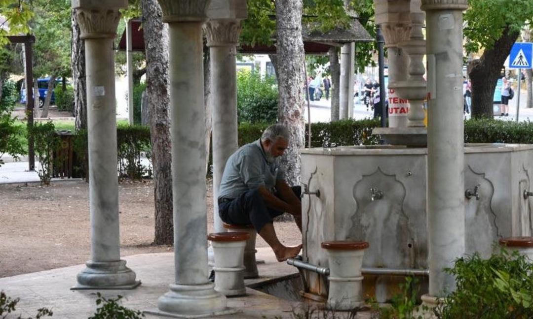 Camide unutuldu, cemaat şaşkına döndü! İlan asıp sahibini arıyorlar 1