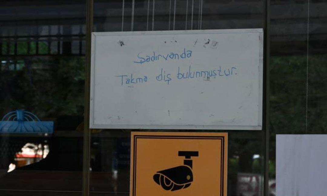 Camide unutuldu, cemaat şaşkına döndü! İlan asıp sahibini arıyorlar 2