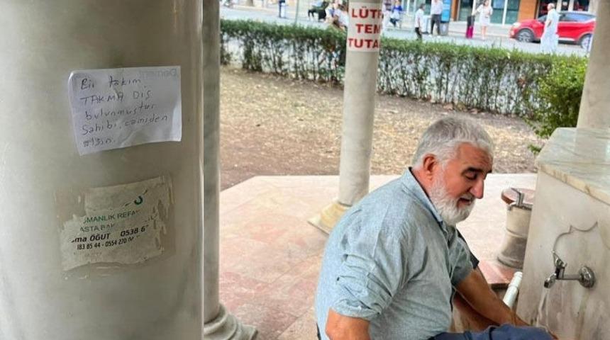 Camide unutuldu, cemaat şaşkına döndü! İlan asıp sahibini arıyorlar