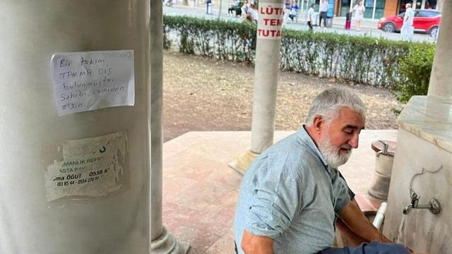 Camide unutuldu, cemaat şaşkına döndü! İlan asıp sahibini arıyorlar