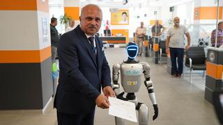 Türkiye'de bir ilk! Robotu nüfusa kaydettirdiler: Festman artık Canikli