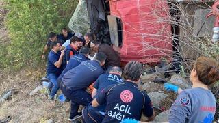 Yangına giden itfaiye aracı şarampole yuvarlandı: 2 itfaiye eri yaralı