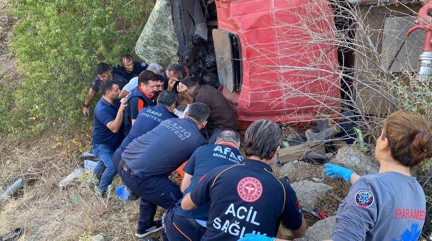 Yangına giden itfaiye aracı şarampole yuvarlandı: 2 itfaiye eri yaralı