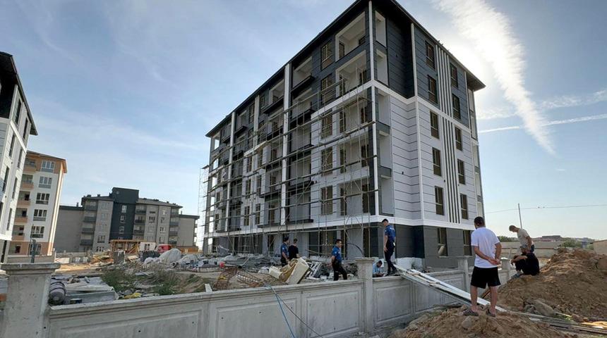 İnşaatta boya yapan işçi, 4'üncü kattan düşüp öldü