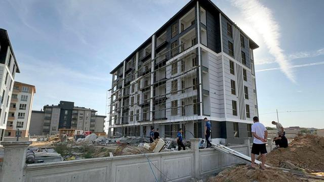 İnşaatta boya yapan işçi, 4'üncü kattan düşüp öldü