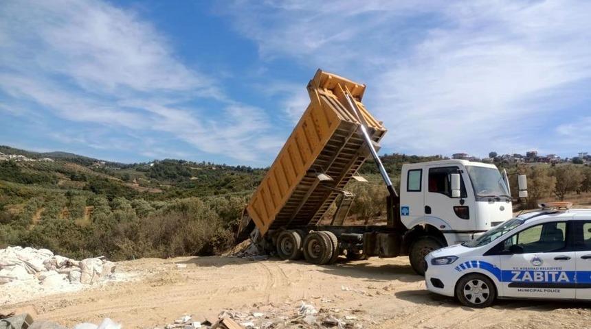 Kuşadası'nda kaçak moloz döken kamyon sürücüsü suçüstü yakalandı