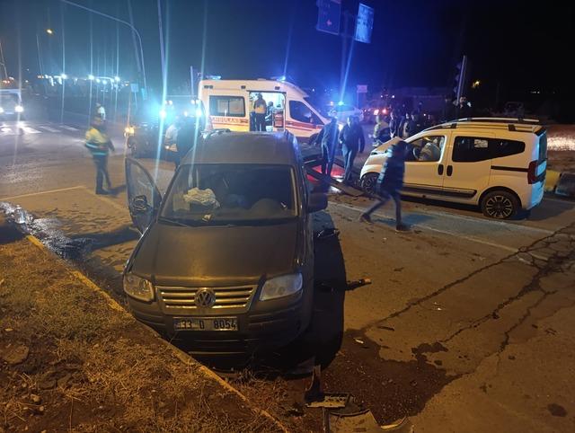 Ağrı da iki aracın çarpıştığı kazada 3 kişi yaralandı 1