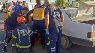 Denizli'de hafif ticari araca çarpan otomobildeki 1 kişi öldü, 5 kişi yaralandı