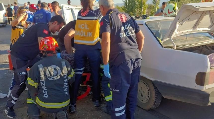 Denizli'de hafif ticari araca çarpan otomobildeki 1 kişi öldü, 5 kişi yaralandı