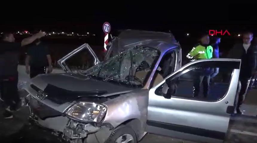 Otomobil, refüjdeki ağaç ve aydınlatma direğine çarpıp devrildi: 1 ölü, 2 yaralı