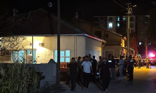 Aksaray da bir genç tartıştığı komşusunu, kendi annesini ve kardeşini silahla vurdu 1