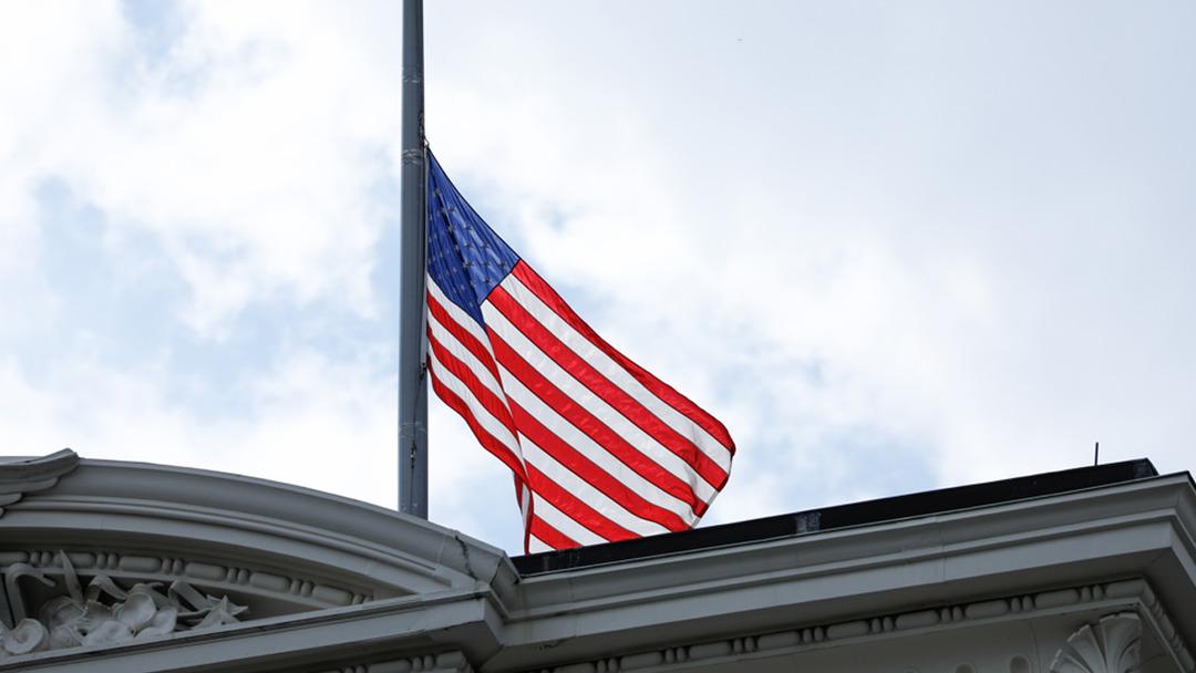 Charlie Kirk suikasti nedeniyle ülke genelindeki Amerikan bayrakları yarıya indirildi 1