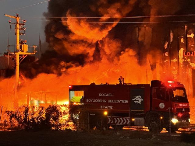 Kocaeli de lojistik deposunda çıkan yangın kontrol altına alındı 2