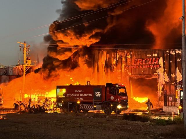 Kocaeli de lojistik deposunda çıkan yangın kontrol altına alındı 1