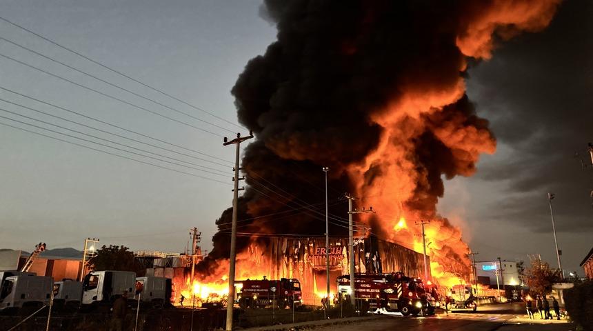 Kocaeli'de lojistik deposunda çıkan yangın kontrol altına alındı