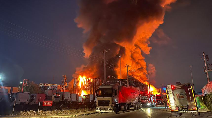 Kocaeli'de, lojistik deposunda korkutan yangın