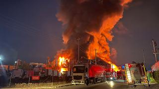Kocaeli'de, lojistik deposunda korkutan yangın