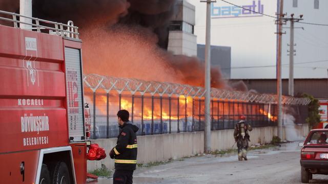 Kocaeli de lojistik deposunda çıkan yangın kontrol altına alındı 6