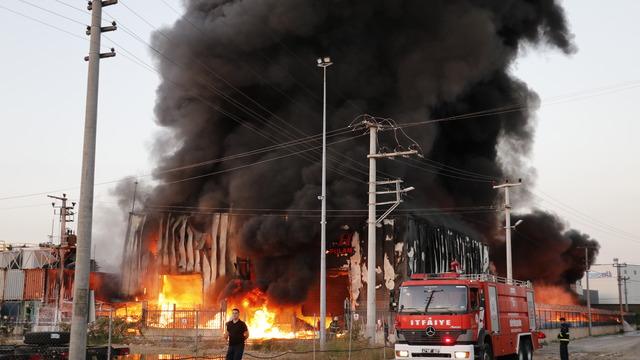 Kocaeli de lojistik deposunda çıkan yangın kontrol altına alındı 5