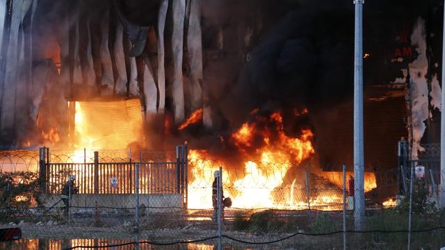 Kocaeli de lojistik deposunda çıkan yangın kontrol altına alındı 4
