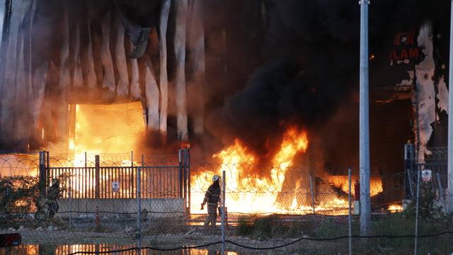 Kocaeli de lojistik deposunda çıkan yangın kontrol altına alındı 3