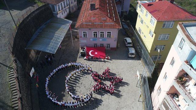 Öğrencilerden Mehmetciğe ay-yıldızlı destek