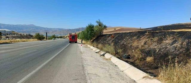 Elazığ’da otluk alanda yangın 1