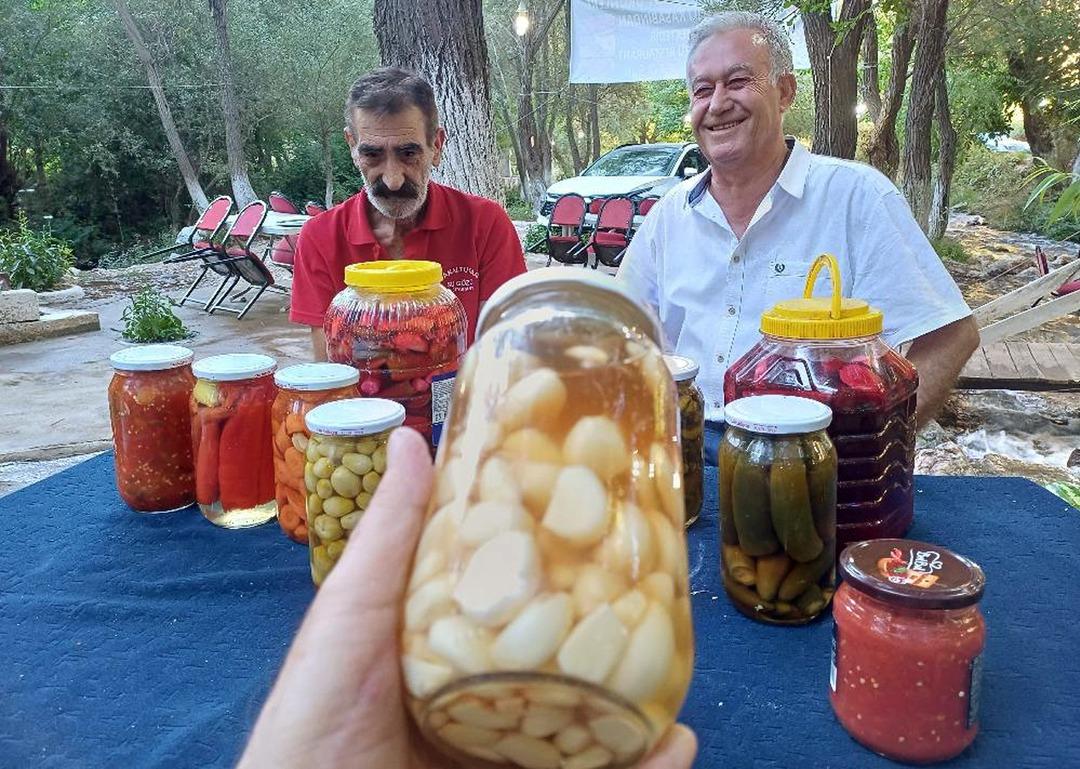 Doğal ve katkısız turşu:  Araban Sarımsağı  ile şifa dağıtıyor!  3