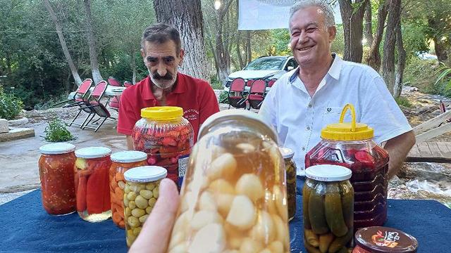 Doğal ve katkısız turşu: 'Araban Sarımsağı' ile şifa dağıtıyor! 