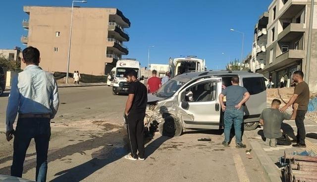 Hafif ticari araç ile otomobil çarpıştı: 4 yaralı 1