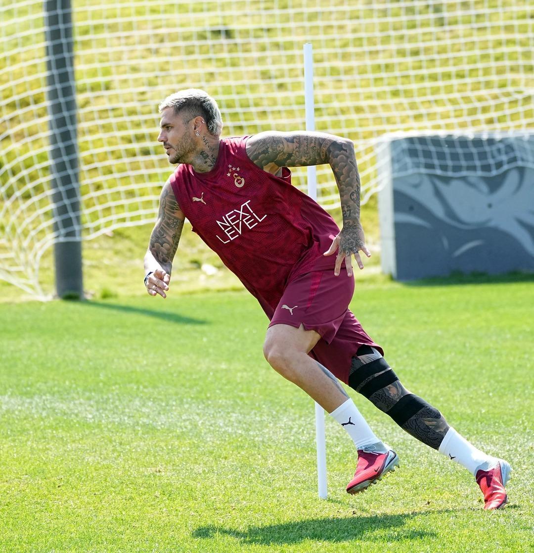 Galatasaray da Mauro Icardi sözleşmesiyle ilgili flaş bir karar aldı! Sevgilisini de düşünerek aldığı karar geniş yankı uyandırdı... 2