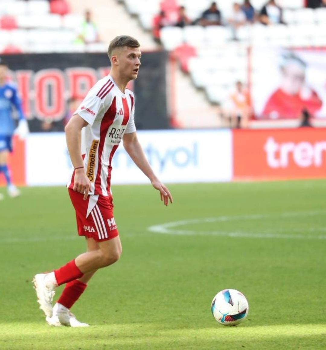 Süper Lig ekiplerinden Başakşehir transferin son gününde Antalyaspor dan Kaluzinski’yi transfer etti! 1