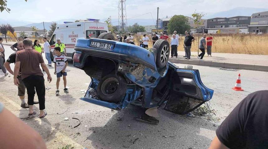 Takla atarak karşı y&ouml;ne ge&ccedil;ti: 2 yaralı