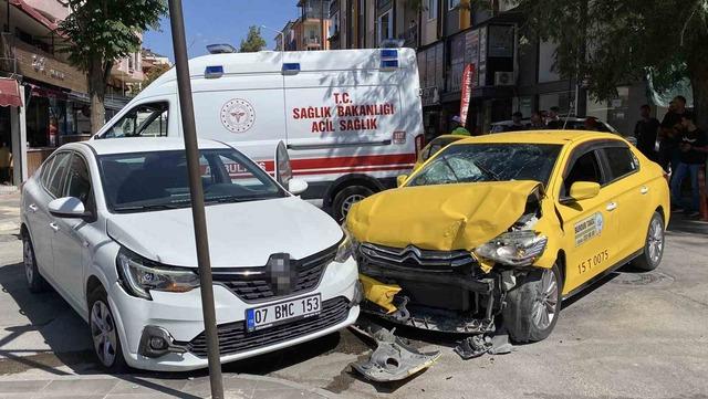 Burdur’da feci kaza! Ticari taksi ile otomobil çarpıştı: 3 yaralı 2