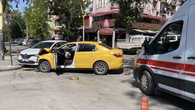 Burdur’da feci kaza! Ticari taksi ile otomobil çarpıştı: 3 yaralı 1