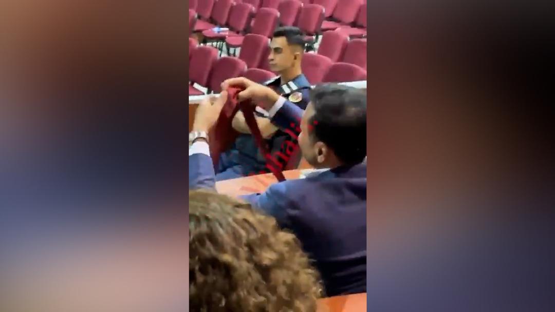 Mahkemeye damga vuran an! Ekrem İmamoğlu kravatını çıkarıp Özgür Çelik e attı 2