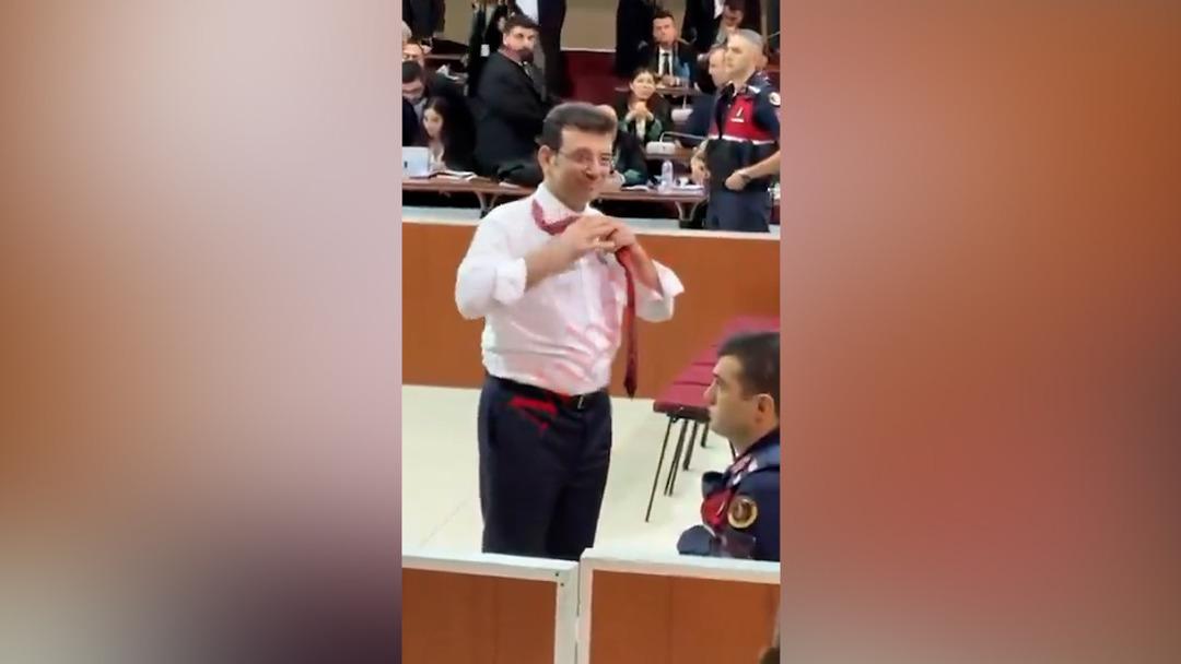 Mahkemeye damga vuran an! Ekrem İmamoğlu kravatını çıkarıp Özgür Çelik e attı 1