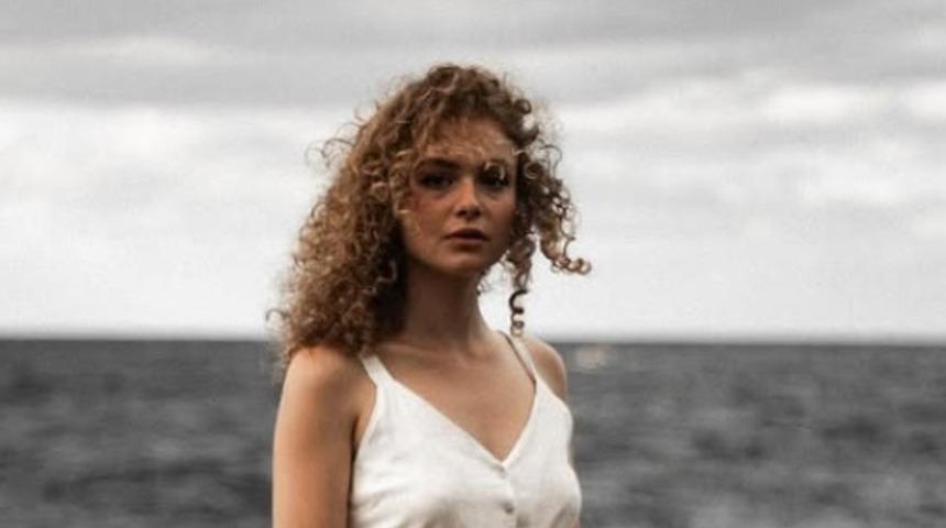 Veliaht'ın Reyhan'ı Serra Arıtürk dantel elbisesiyle mest etti! Beğeni butonu çöktü 