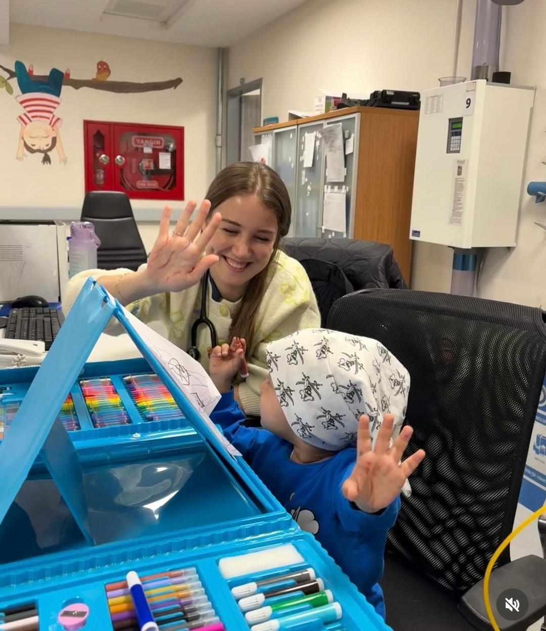 Bu görüntüler sosyal medyada çok konuşuldu! Pediatri doktorunun kuvöz başındaki nöbeti ilgi gördü: "Bebeğiniz burada ama biz de buradayız" 2