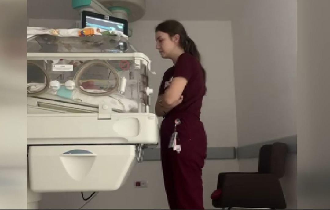 Bu görüntüler sosyal medyada çok konuşuldu! Pediatri doktorunun kuvöz başındaki nöbeti ilgi gördü: "Bebeğiniz burada ama biz de buradayız" 3